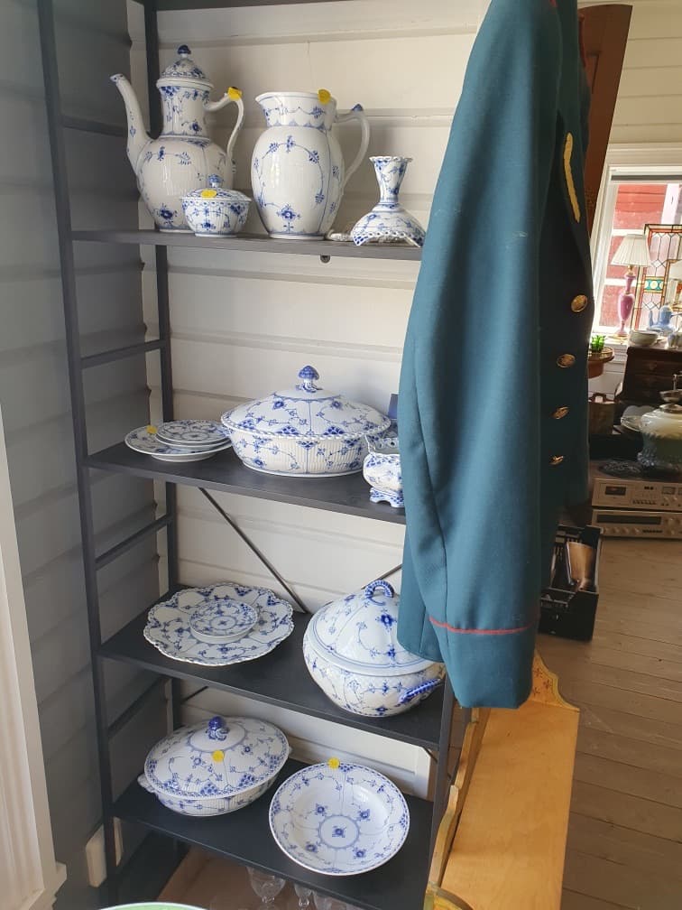 Musselmålad kaffekanna, tureeng och skålar i blått och vitt porslin